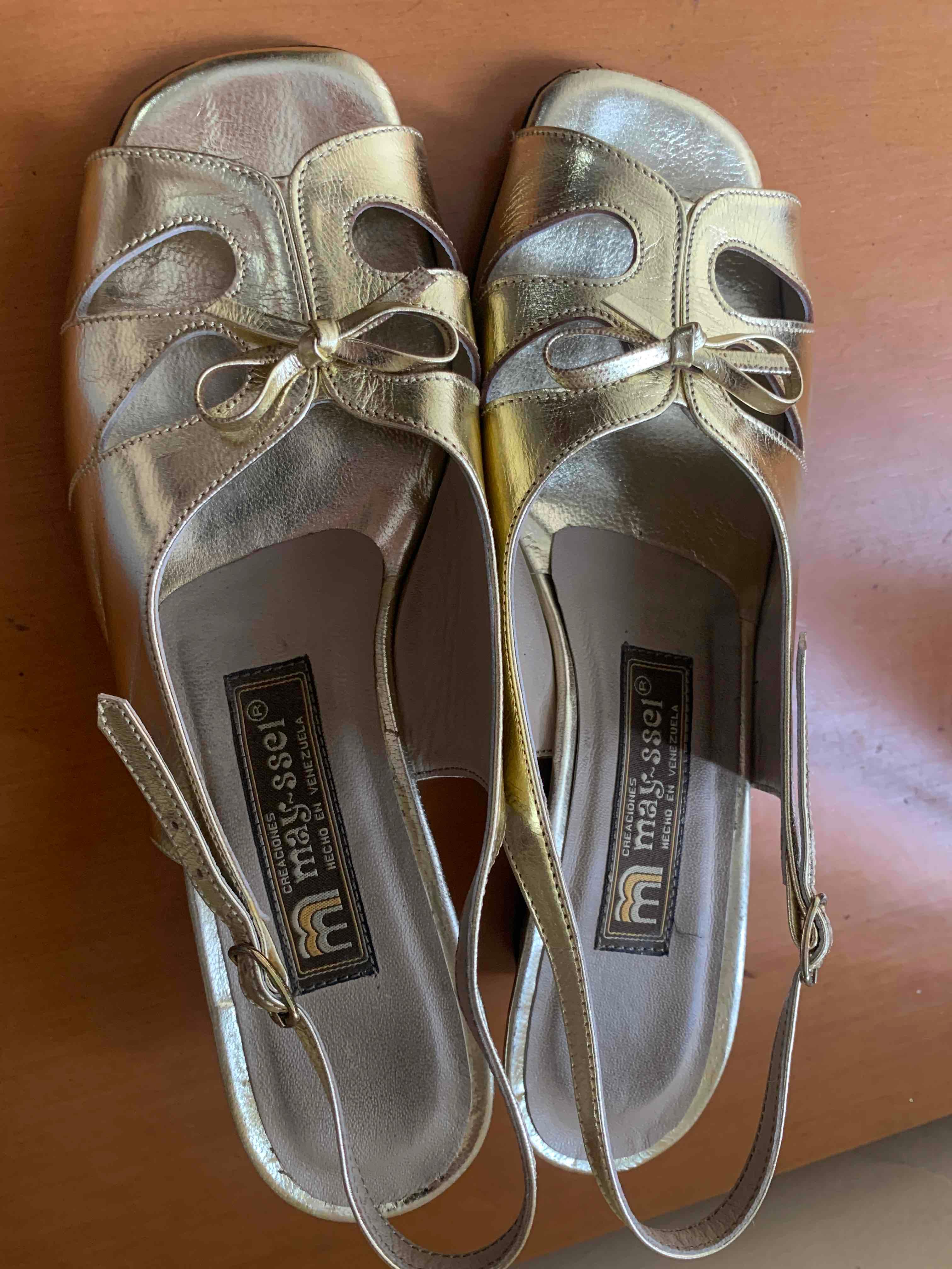 Sandalias doradas, foto 4 de 5