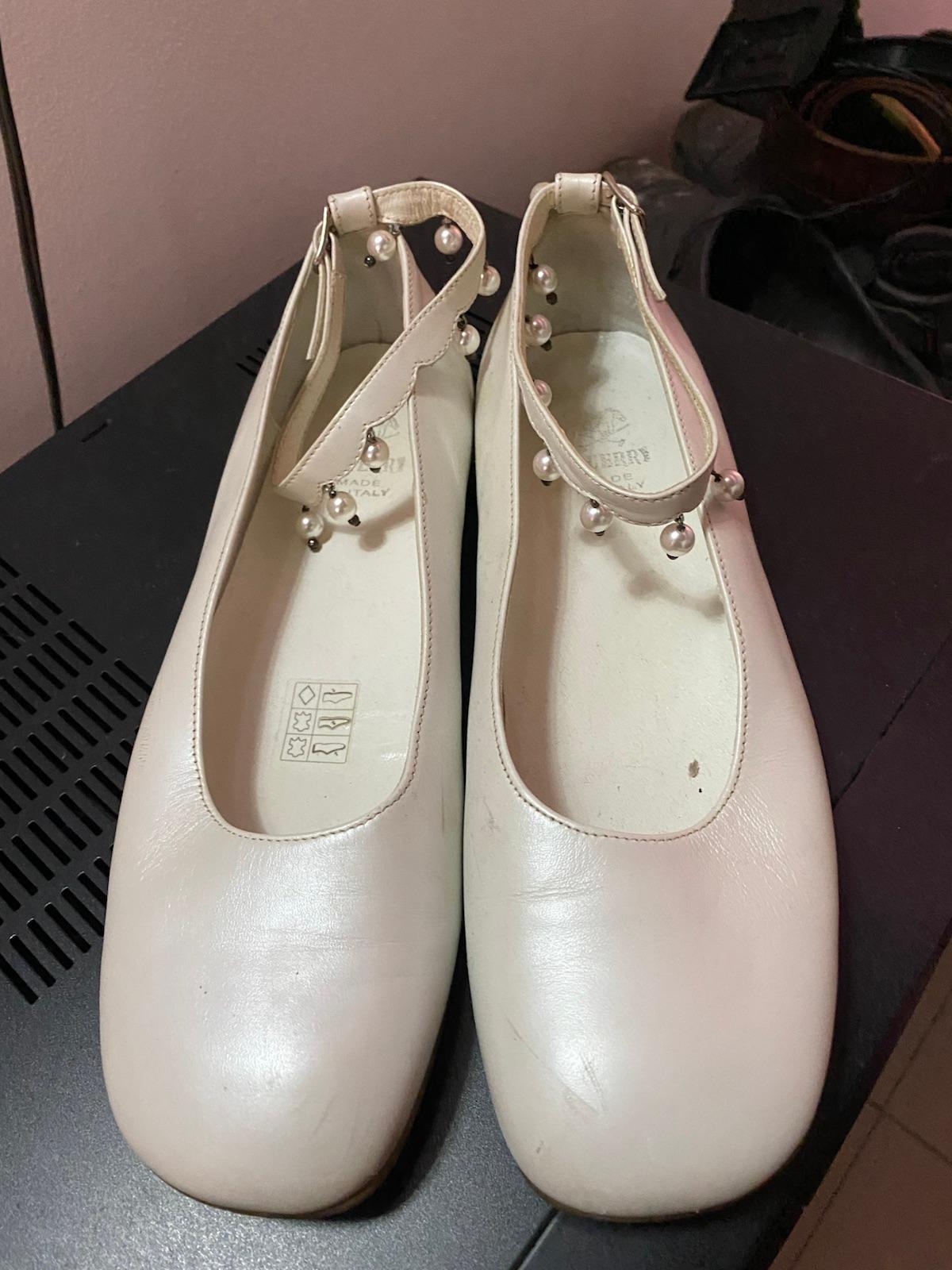 Zapatos de mujer blancos con perlas, foto 3 de 3