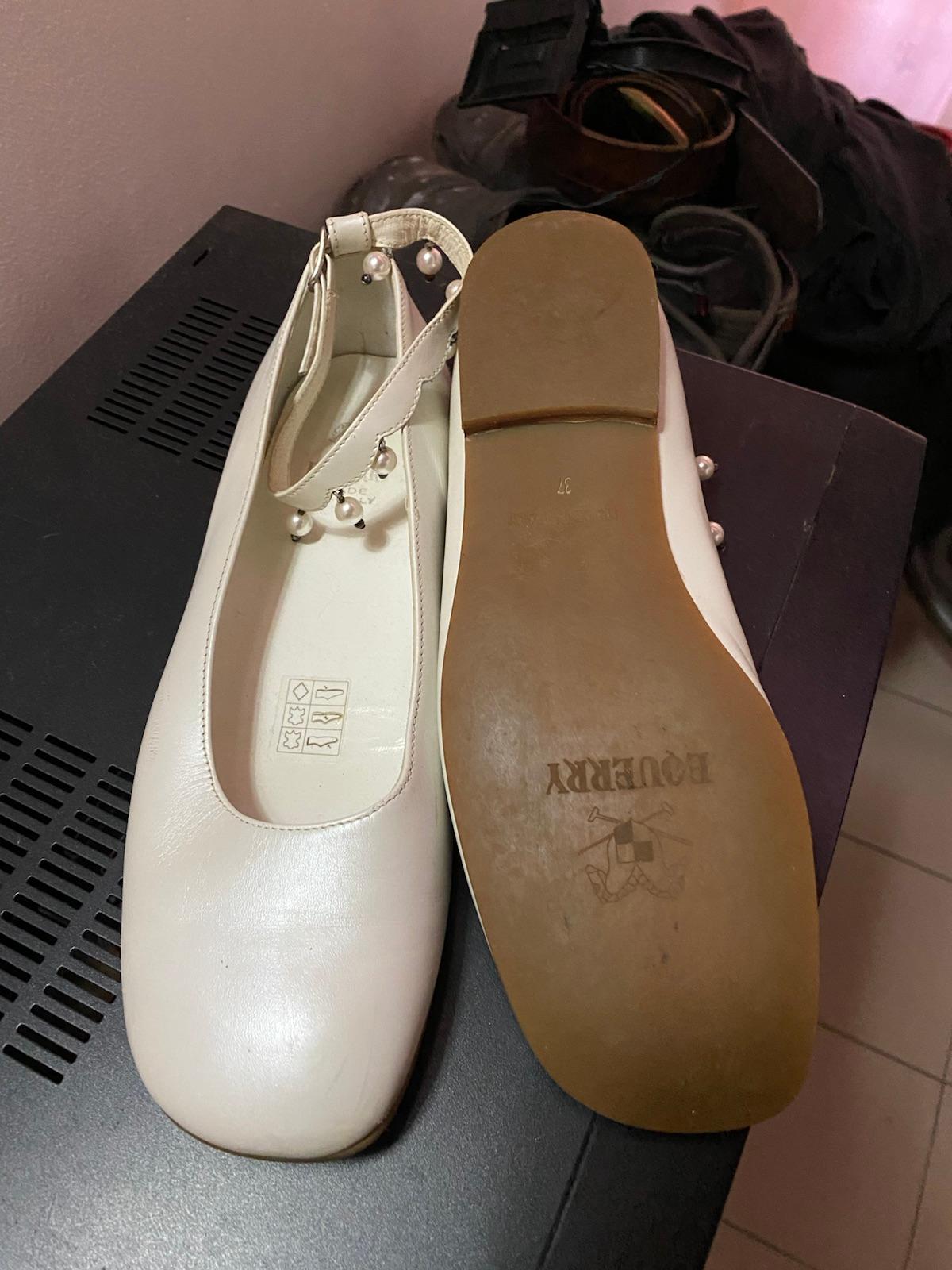 Zapatos de mujer blancos con perlas, foto 2 de 3