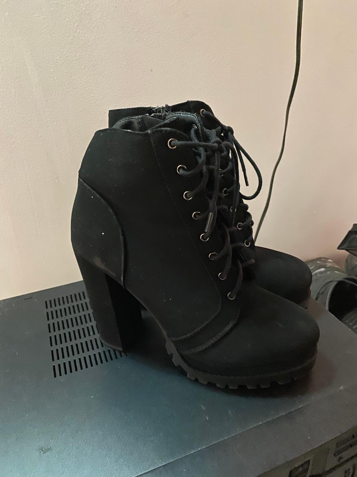 Botines negros de tacón alto con cordones, foto 2 de 3