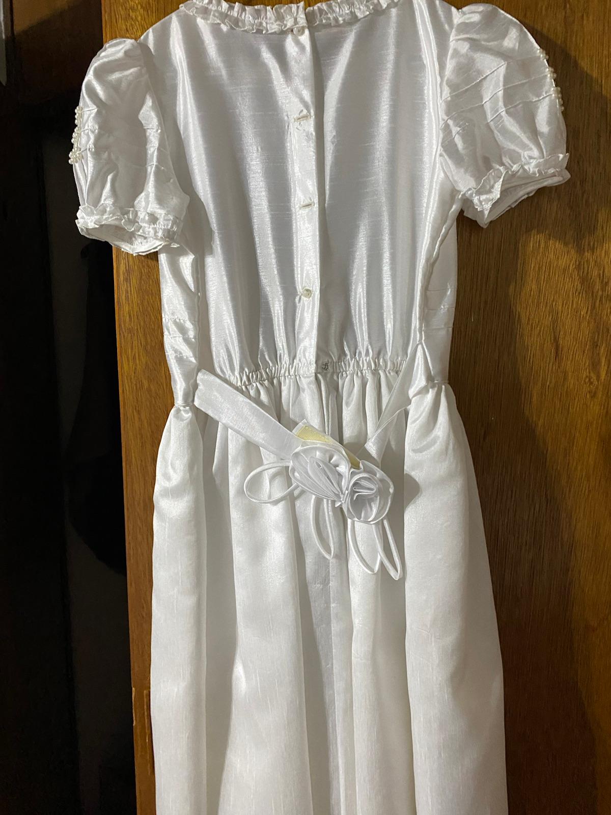 Vestido blanco de niña con perlas y lazo, foto 2 de 2