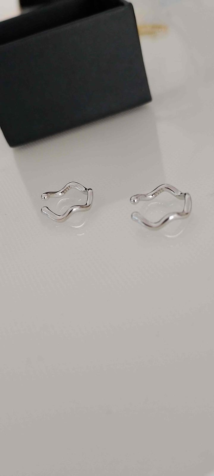 Ear cuff ondulados plateados, foto 2 de 5