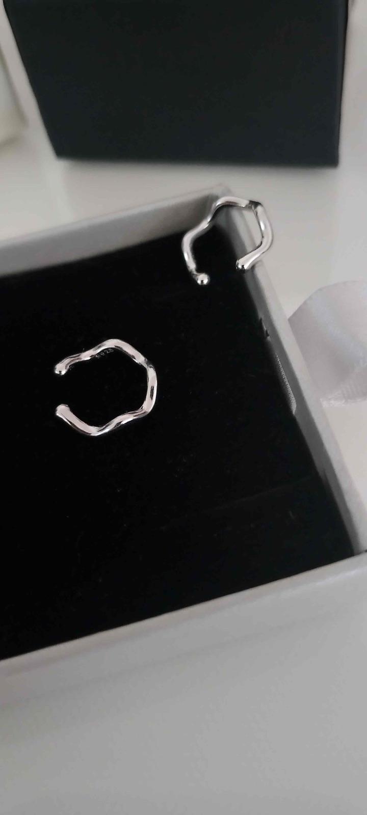 Ear cuff ondulados plateados, foto 4 de 5