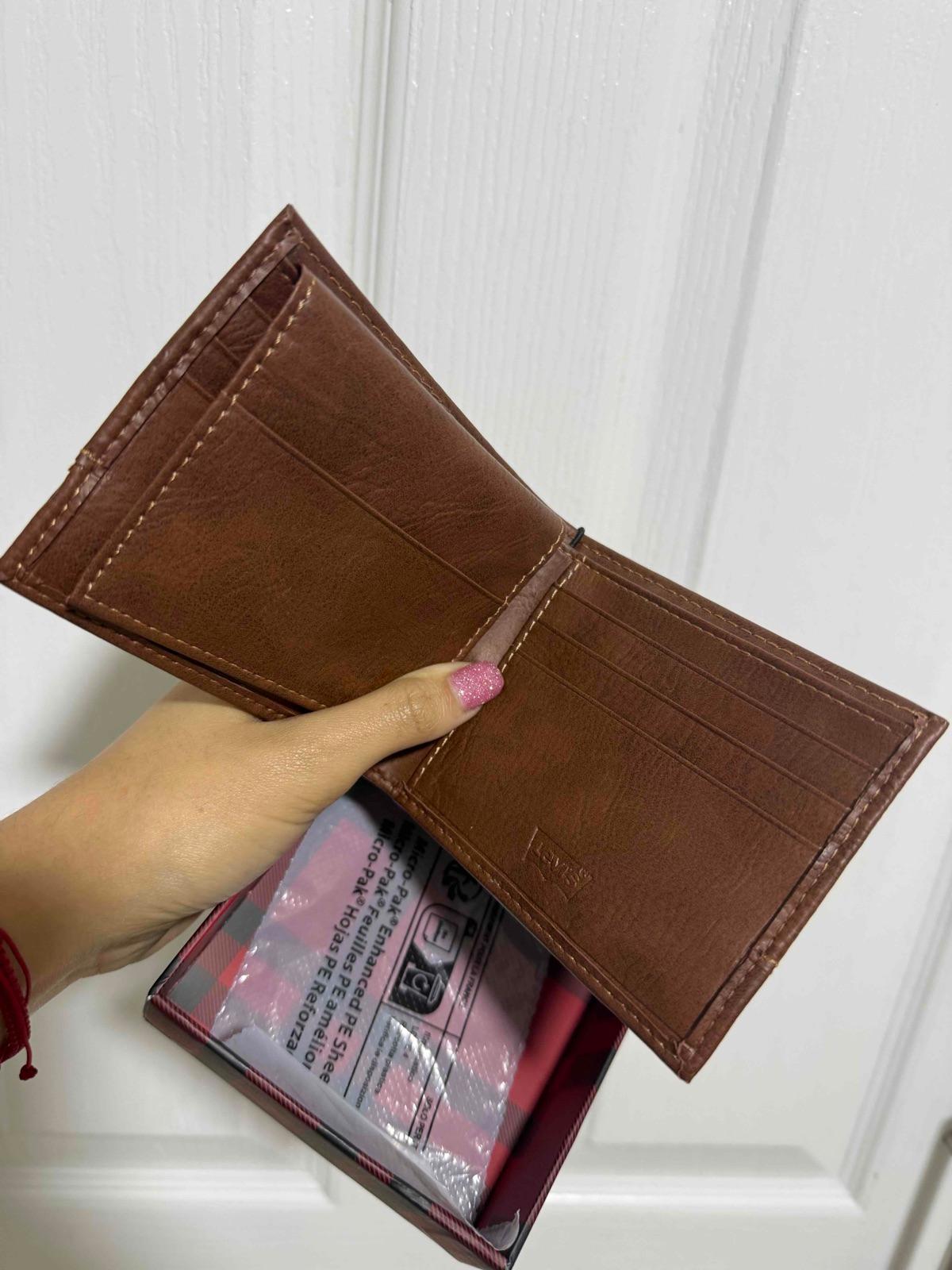 Billetera Levi's marrón de cuero sintético con caja, foto 2 de 2
