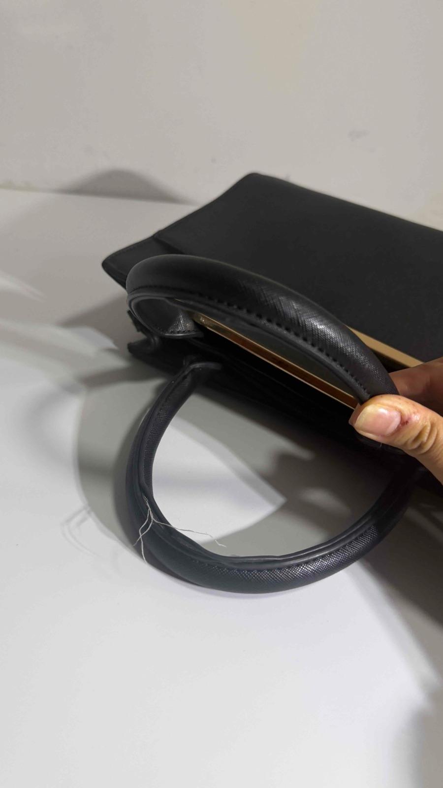 Cartera de mano y hombro negra con detalles dorados, foto 2 de 4