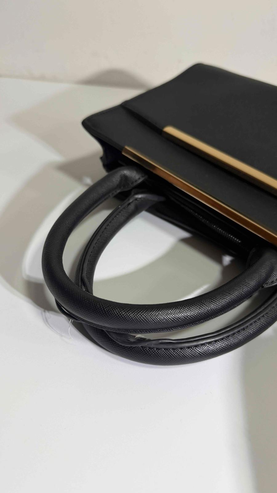 Cartera de mano y hombro negra con detalles dorados, foto 3 de 4