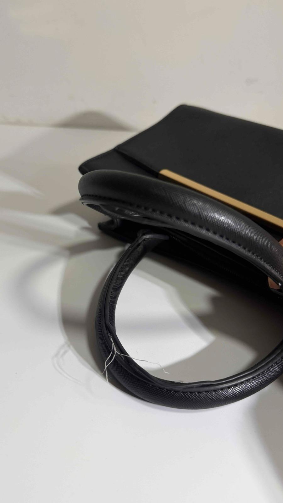 Cartera de mano y hombro negra con detalles dorados, foto 4 de 4