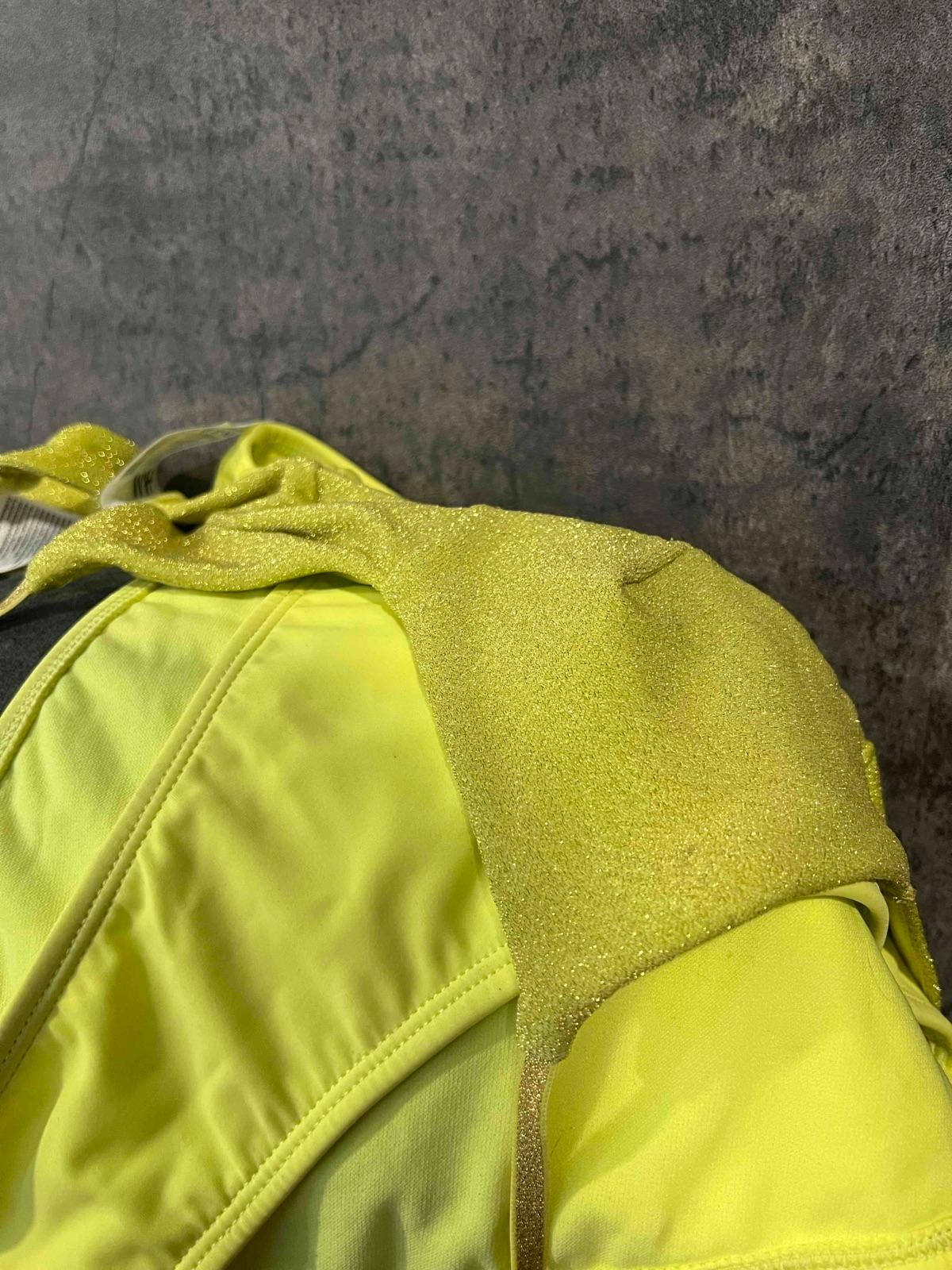 Traje de Baño Amarillo Brillante de Dos Piezas, foto 3 de 4