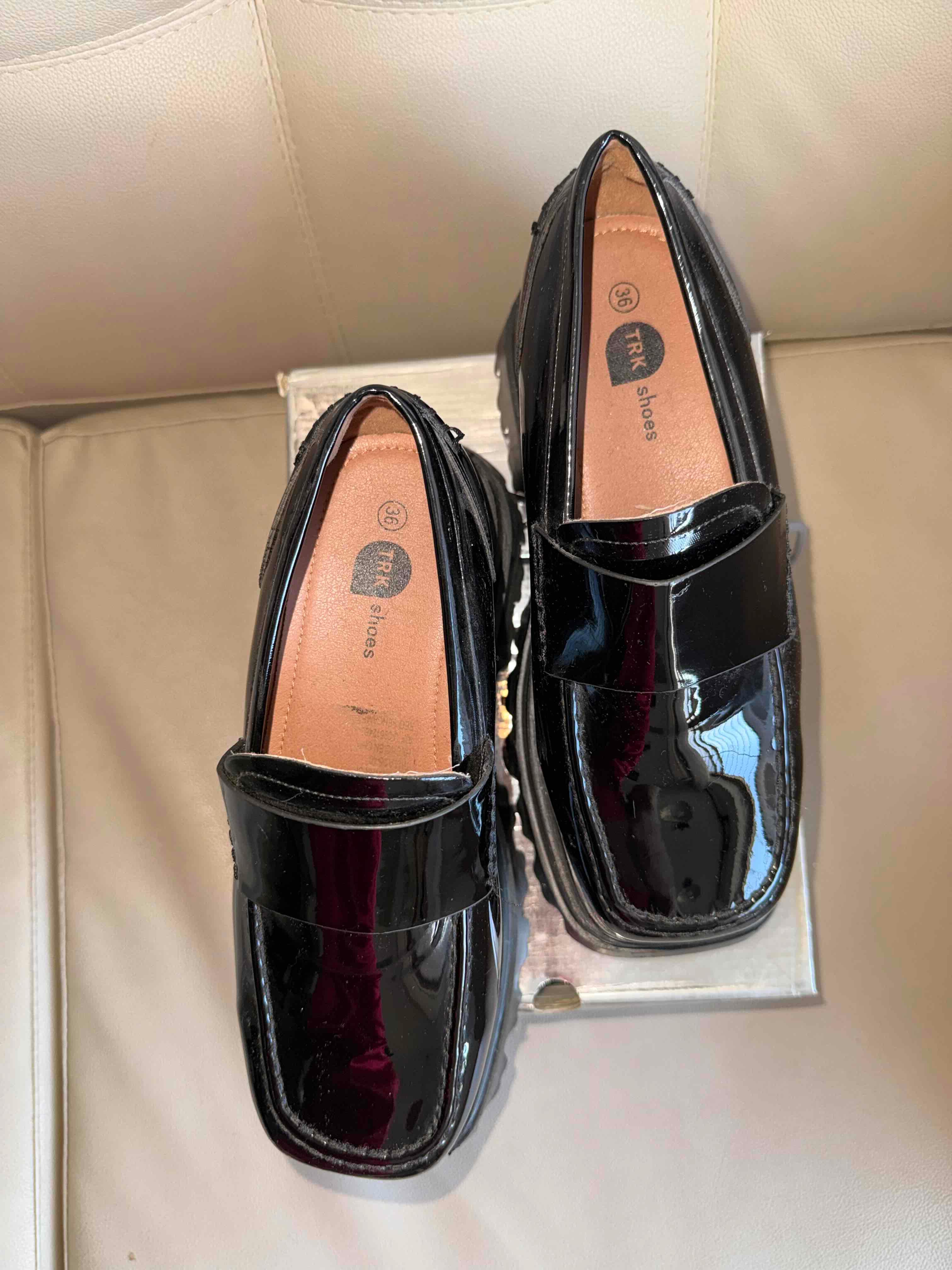 Zapatos de suela gruesa negros, foto 4 de 4