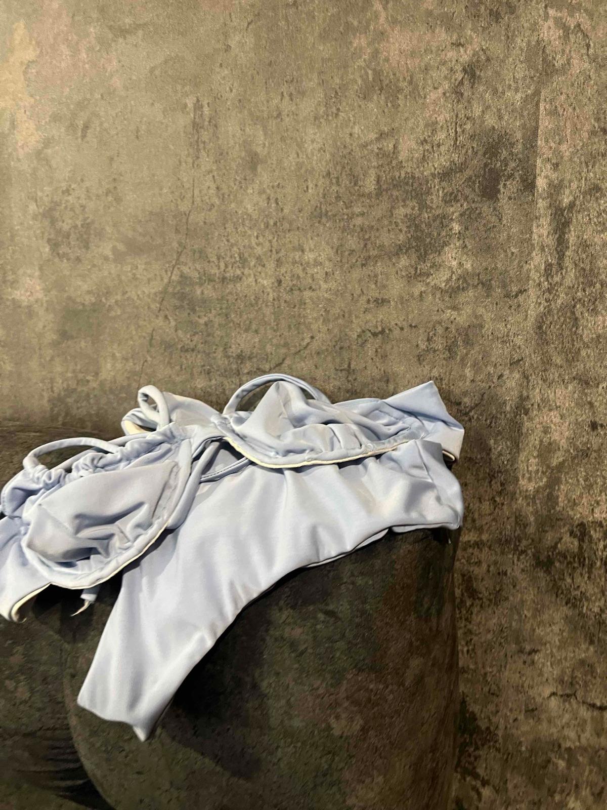 Traje de baño celeste de dos piezas, foto 2 de 4