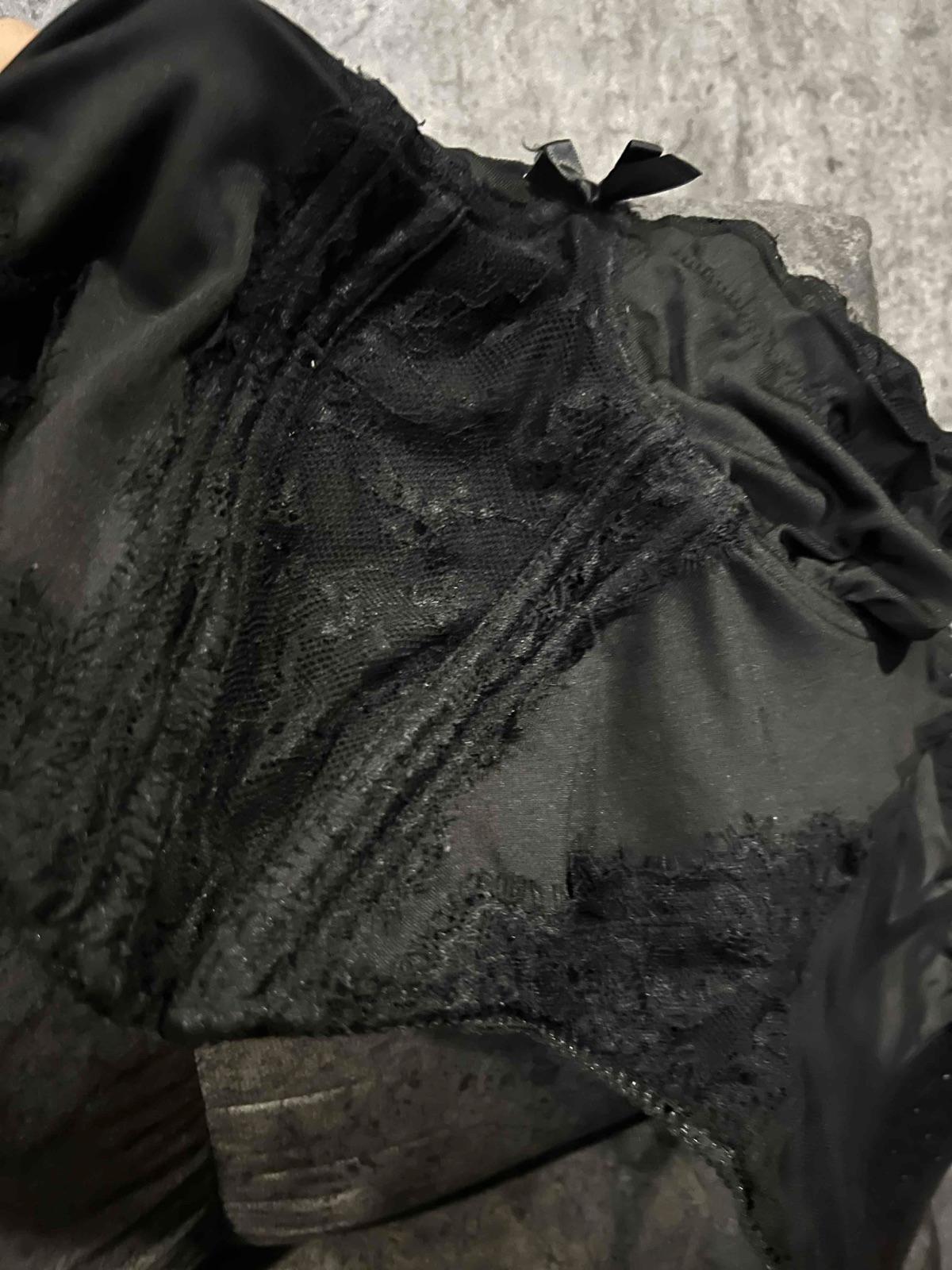 Corset top negro con encaje y transparencias, foto 2 de 3