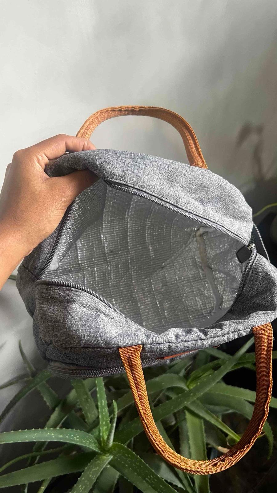 Bolso lonchera gris marca Coobiya con asas marrones, foto 2 de 2