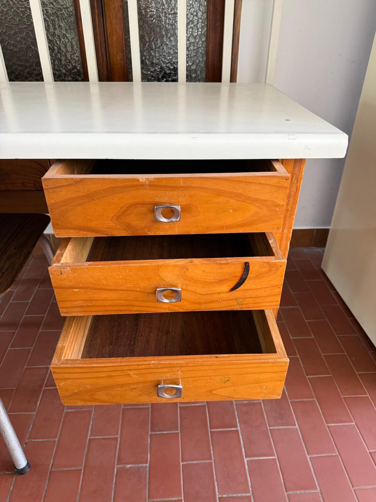 Escritorio de madera con silla, foto 3 de 4