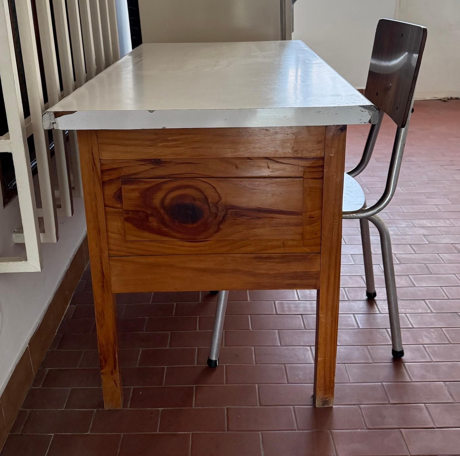 Escritorio de madera con silla, foto 4 de 4