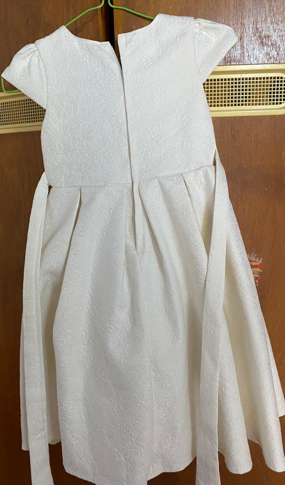 Vestido blanco de niña Lola & Lucas, foto 2 de 3