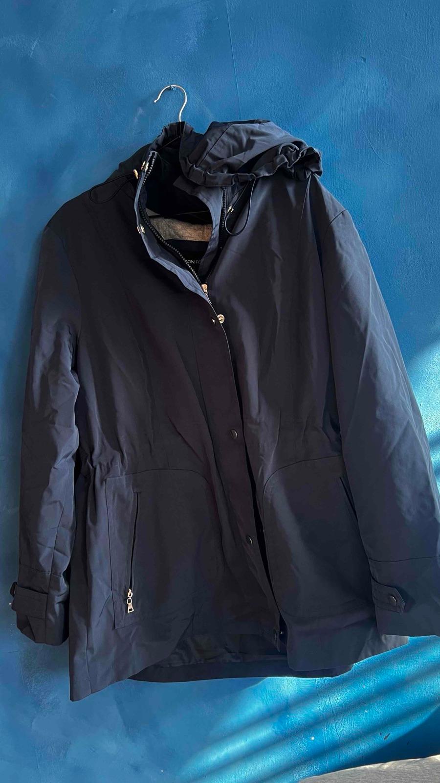 Chaqueta impermeable azul oscuro con capucha, foto 2 de 3