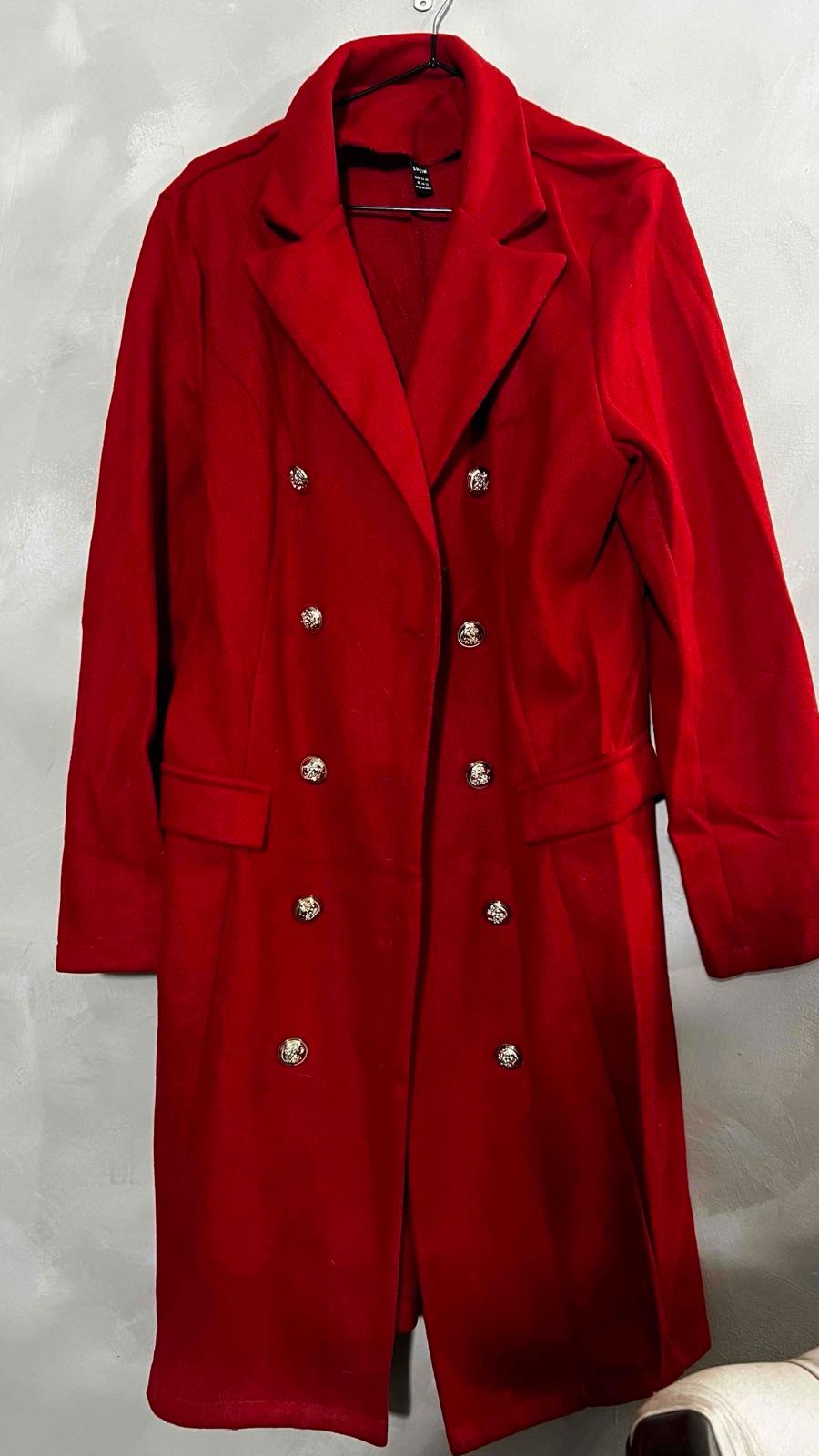 Abrigo largo rojo de mujer con botones dorados, foto 1 de 1