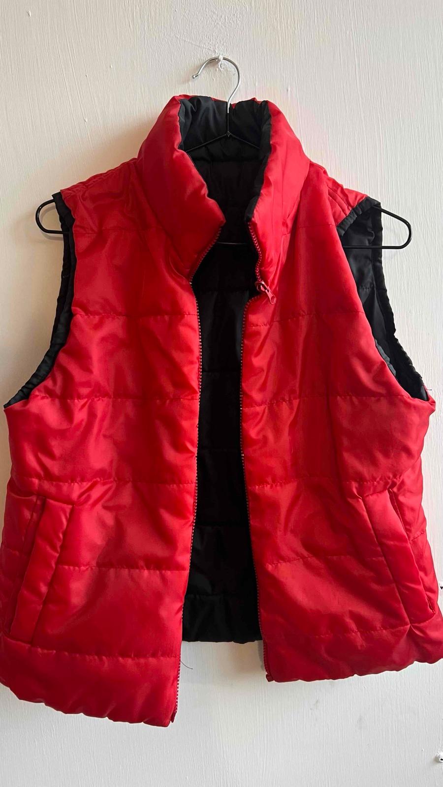 Chaleco acolchado negro con interior rojo reversible, foto 2 de 2