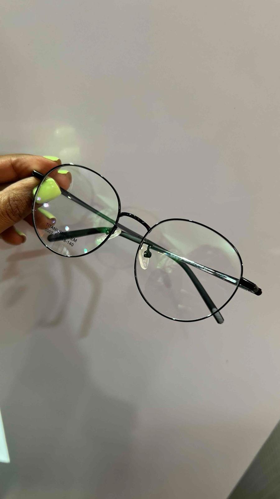 Lentes de montura redonda negra, foto 1 de 2