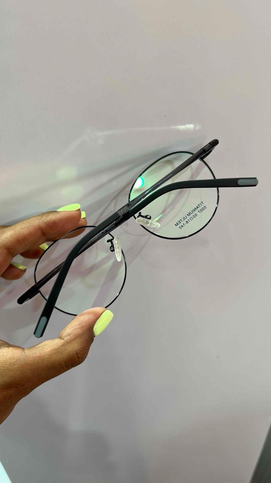 Lentes de montura redonda negra, foto 2 de 2