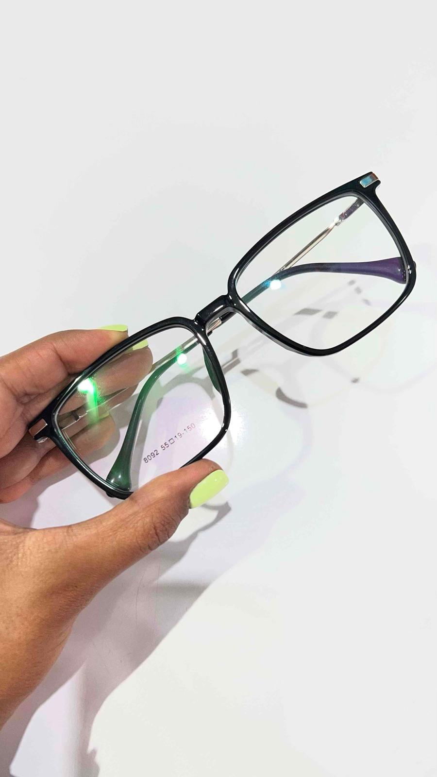 Lentes de sol o montura negros con detalles metalizados, foto 1 de 2