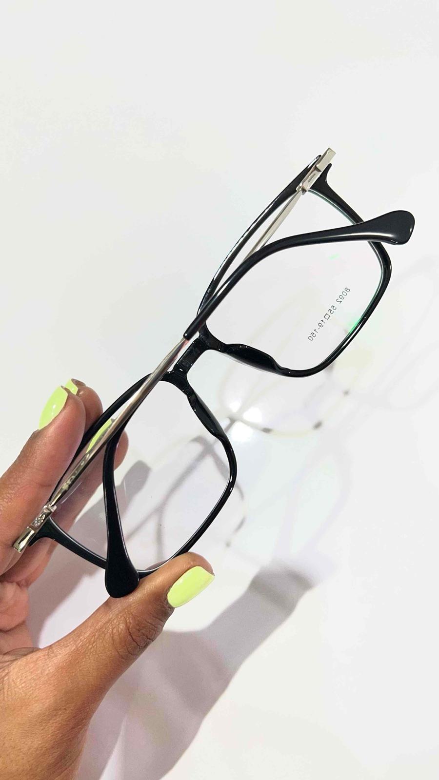 Lentes de sol o montura negros con detalles metalizados, foto 2 de 2