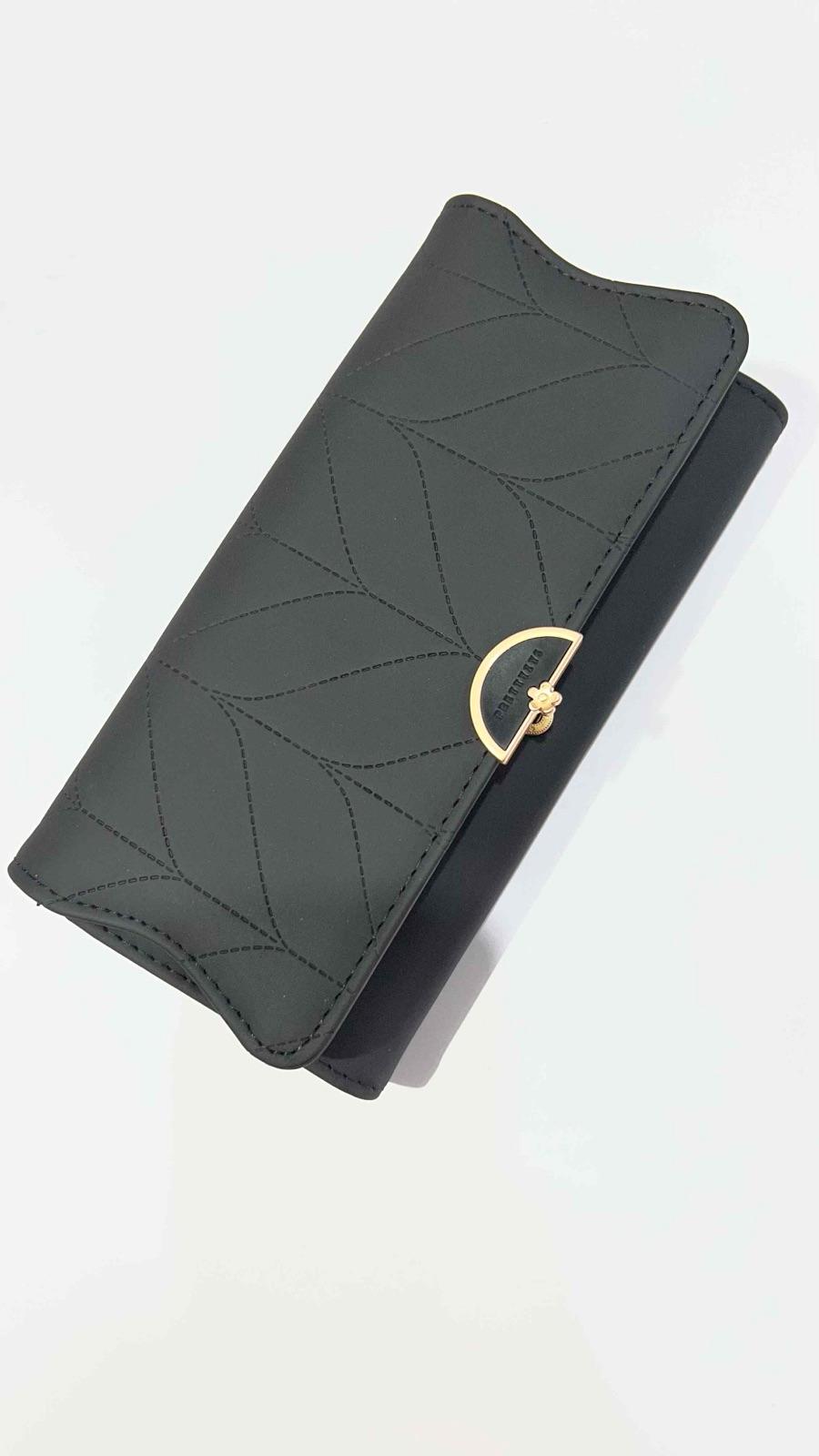 Cartera larga color negro con detalle dorado, foto 1 de 2