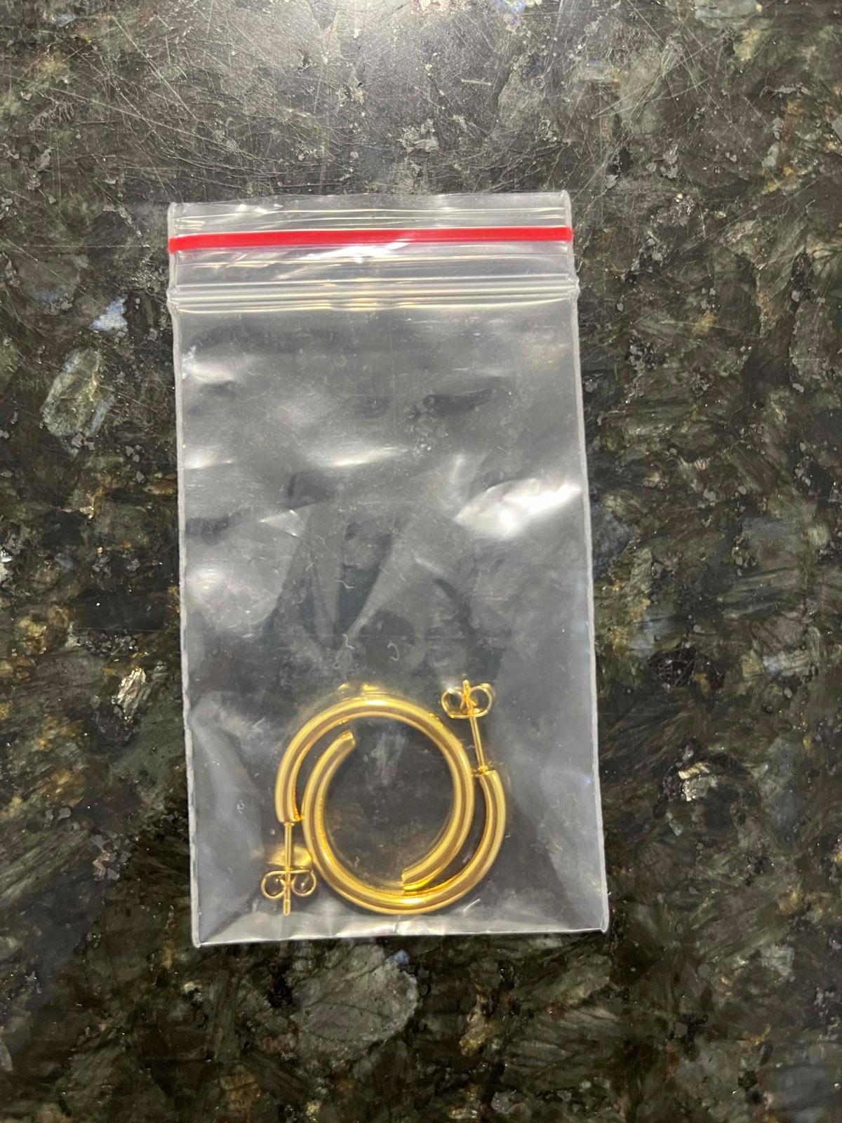 Pendientes Aros Dorados Clásicos de Tuerca pequeños - Estilo Minimalista, foto 2 de 2