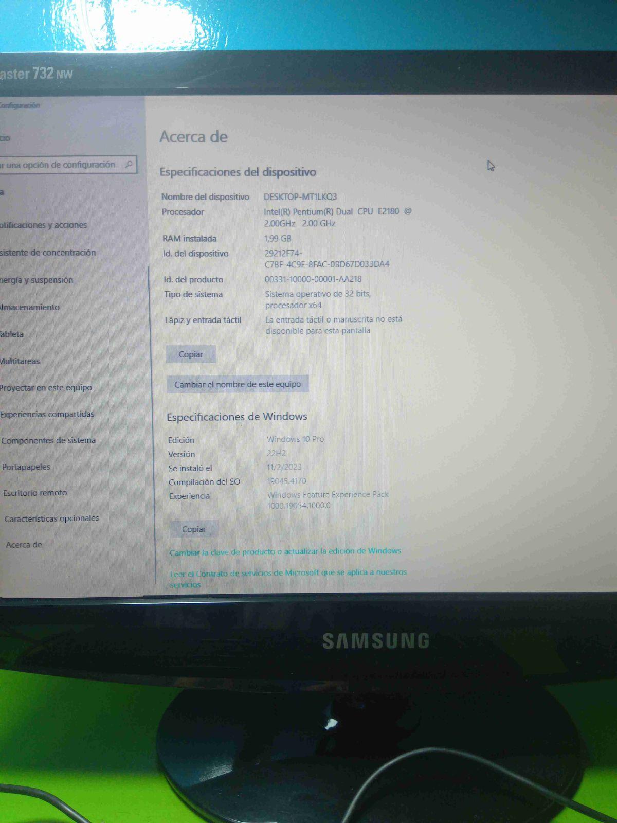 Computadora de escritorio con monitor Samsung, foto 2 de 6