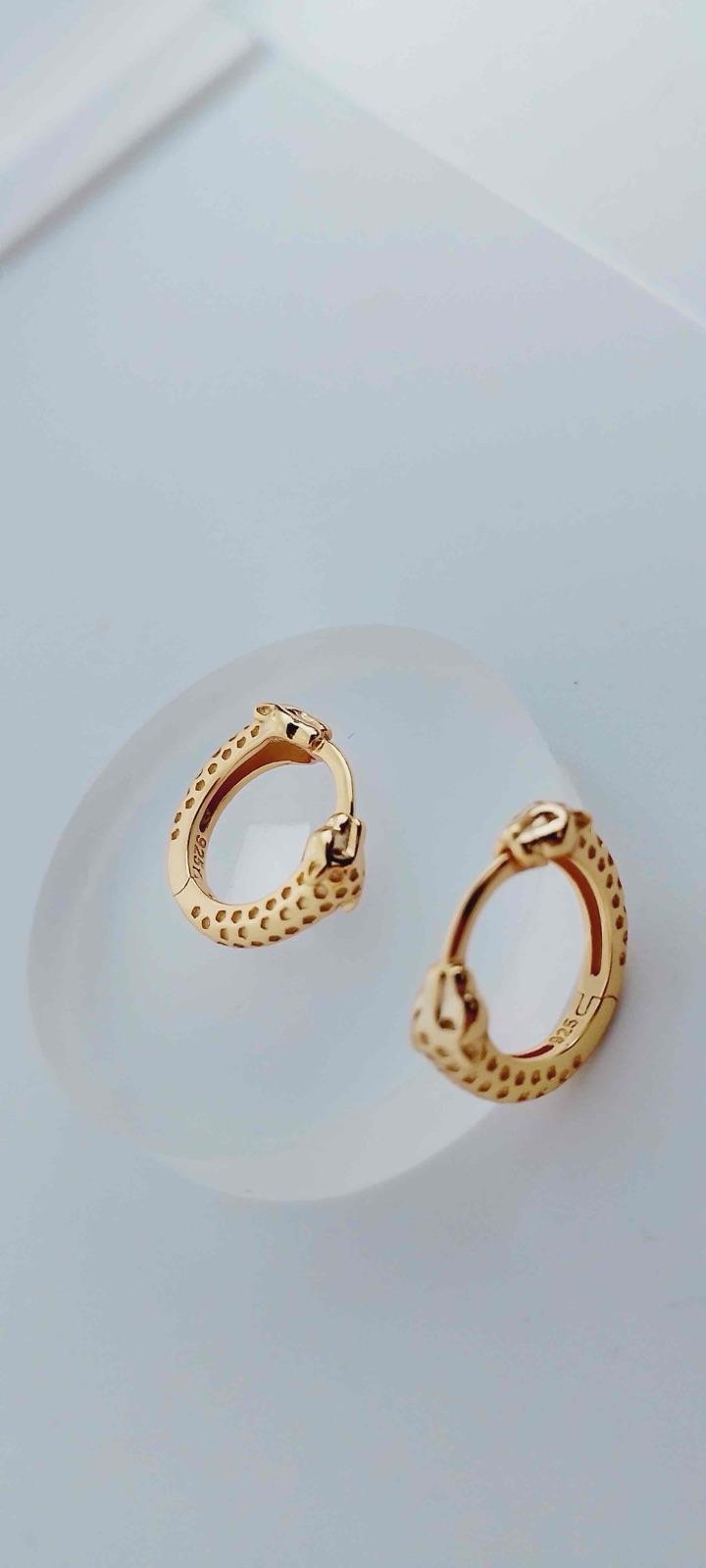 Aros de plata dorada con diseño de leopardo, foto 2 de 5