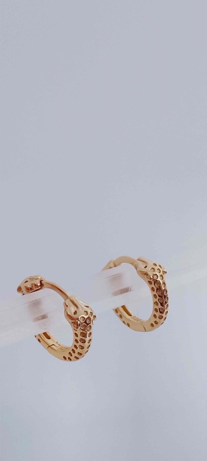 Aros de plata dorada con diseño de leopardo, foto 3 de 5