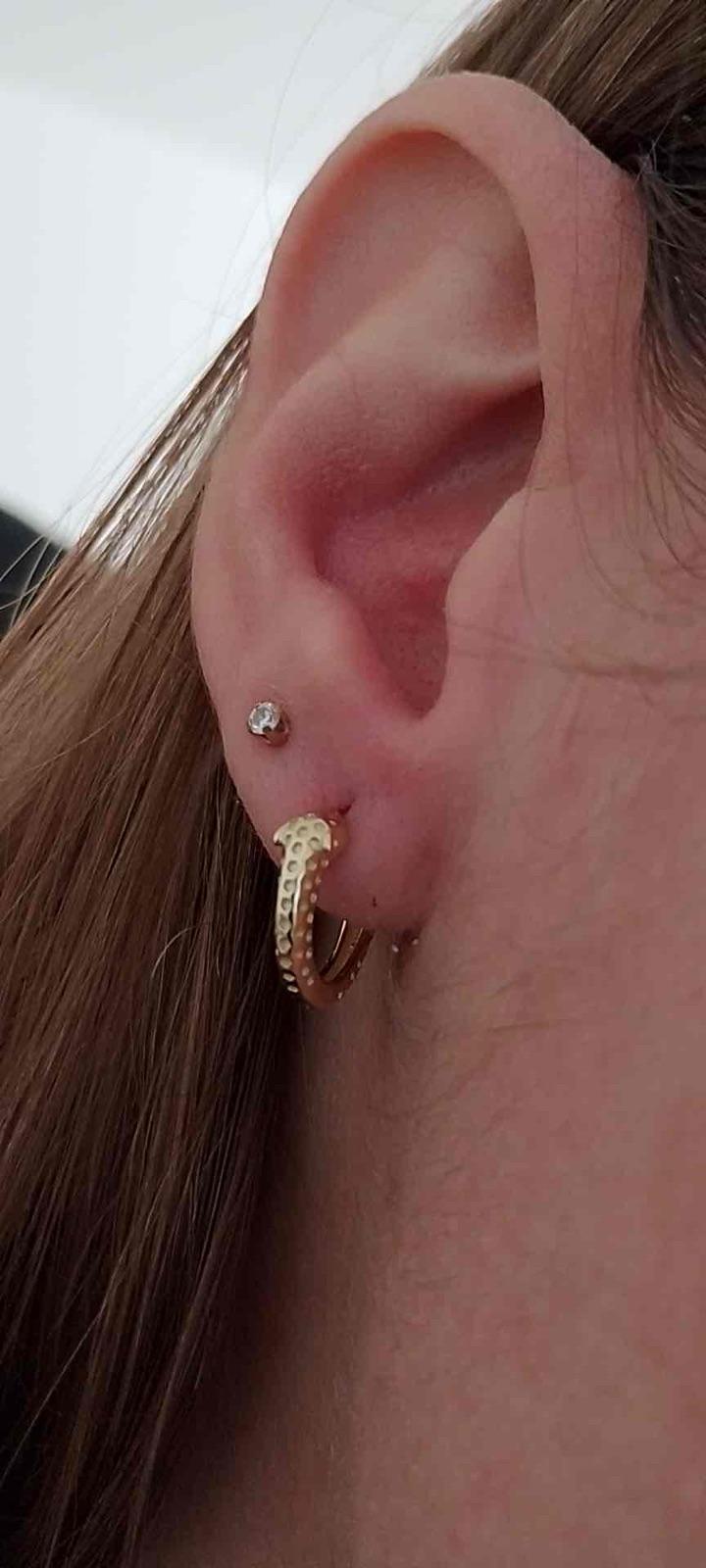 Aros de plata dorada con diseño de leopardo, foto 4 de 5