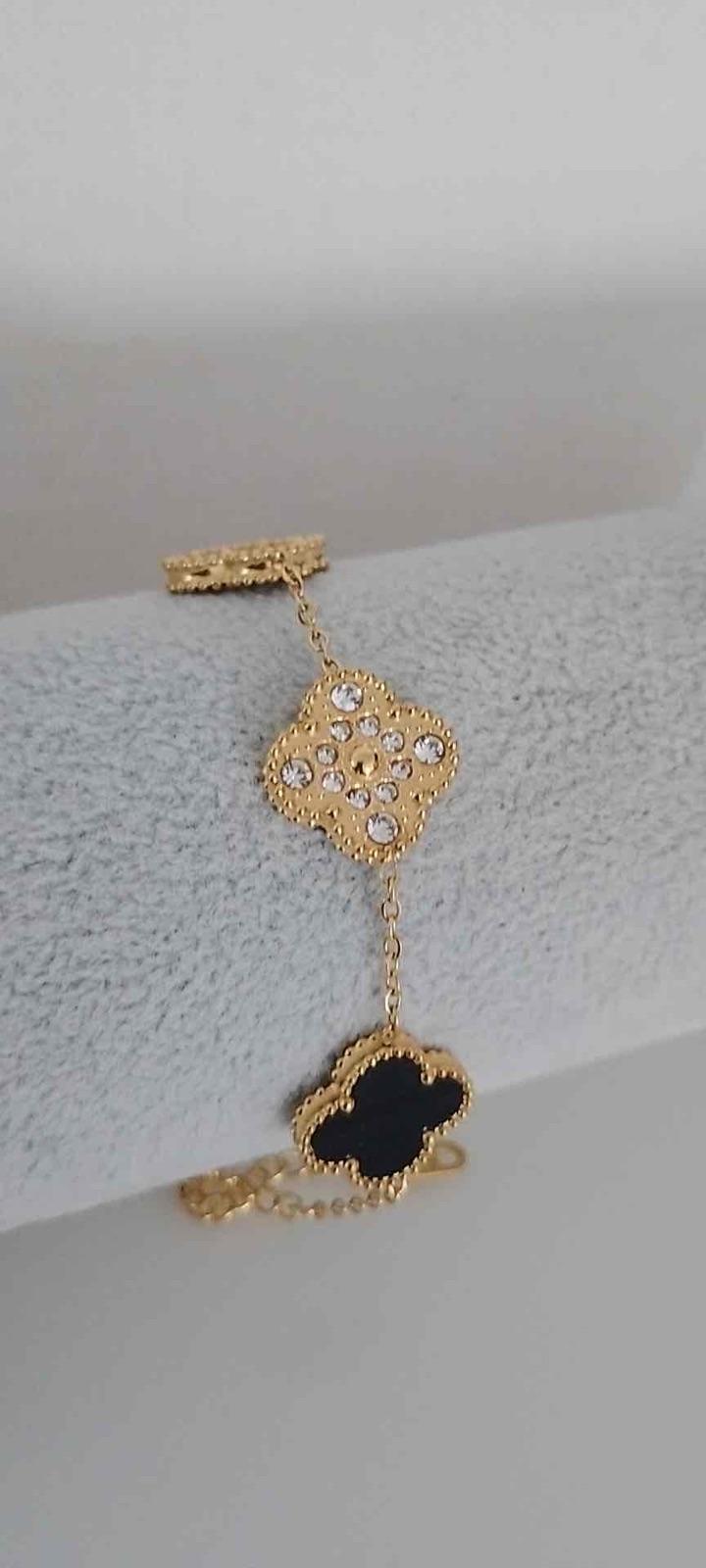 Pulsera doble cara trébol negro y pedrería acero inoxidable y baño de oro 18k, foto 2 de 5
