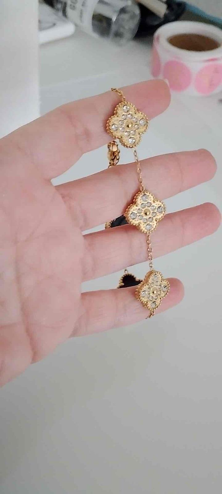 Pulsera doble cara trébol negro y pedrería acero inoxidable y baño de oro 18k, foto 3 de 5