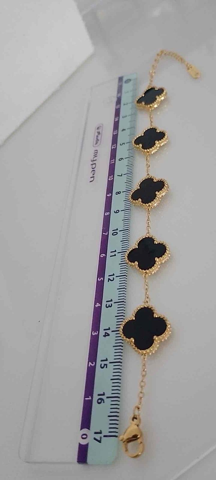 Pulsera doble cara trébol negro y pedrería acero inoxidable y baño de oro 18k, foto 4 de 5