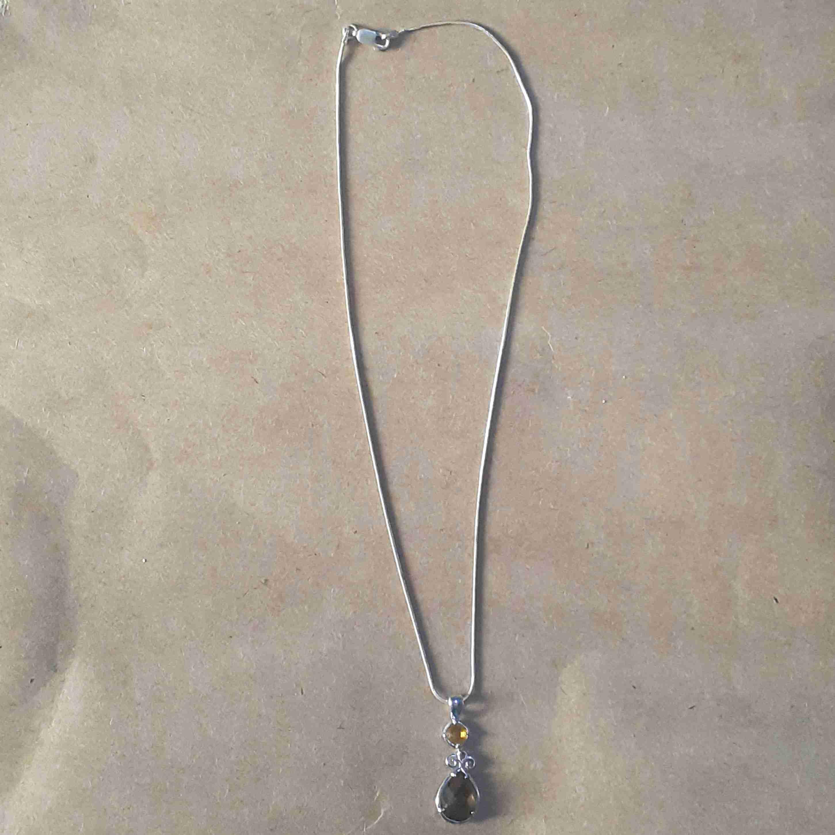 Cadena con dije de fantasía, foto 2 de 3