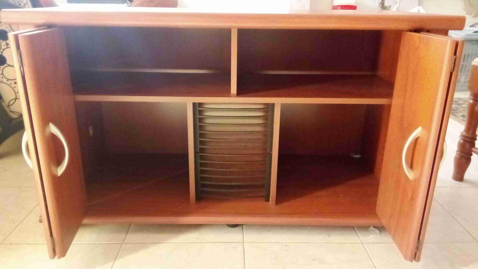 Mueble modular en madera prensada NO ES MDF... Con puertas y almacenamiento interno por niveles en color marrón puertas para dejar todo ordenado y uso para colocar TV Led de 52", foto 3 de 8