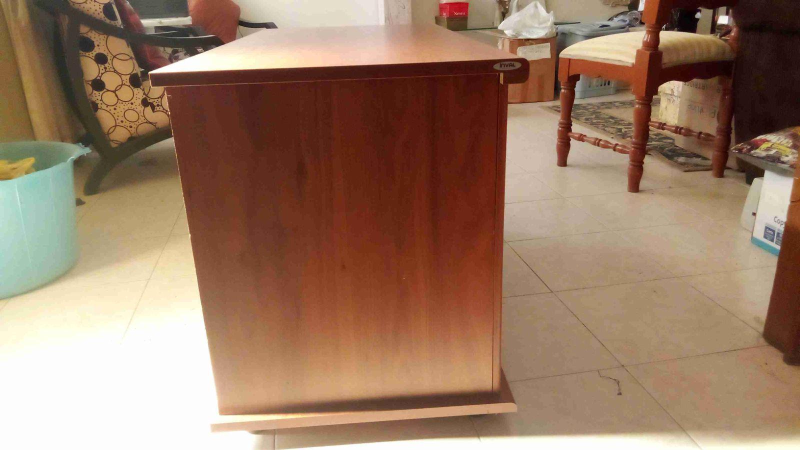 Mueble modular en madera prensada NO ES MDF... Con puertas y almacenamiento interno por niveles en color marrón puertas para dejar todo ordenado y uso para colocar TV Led de 52", foto 5 de 8