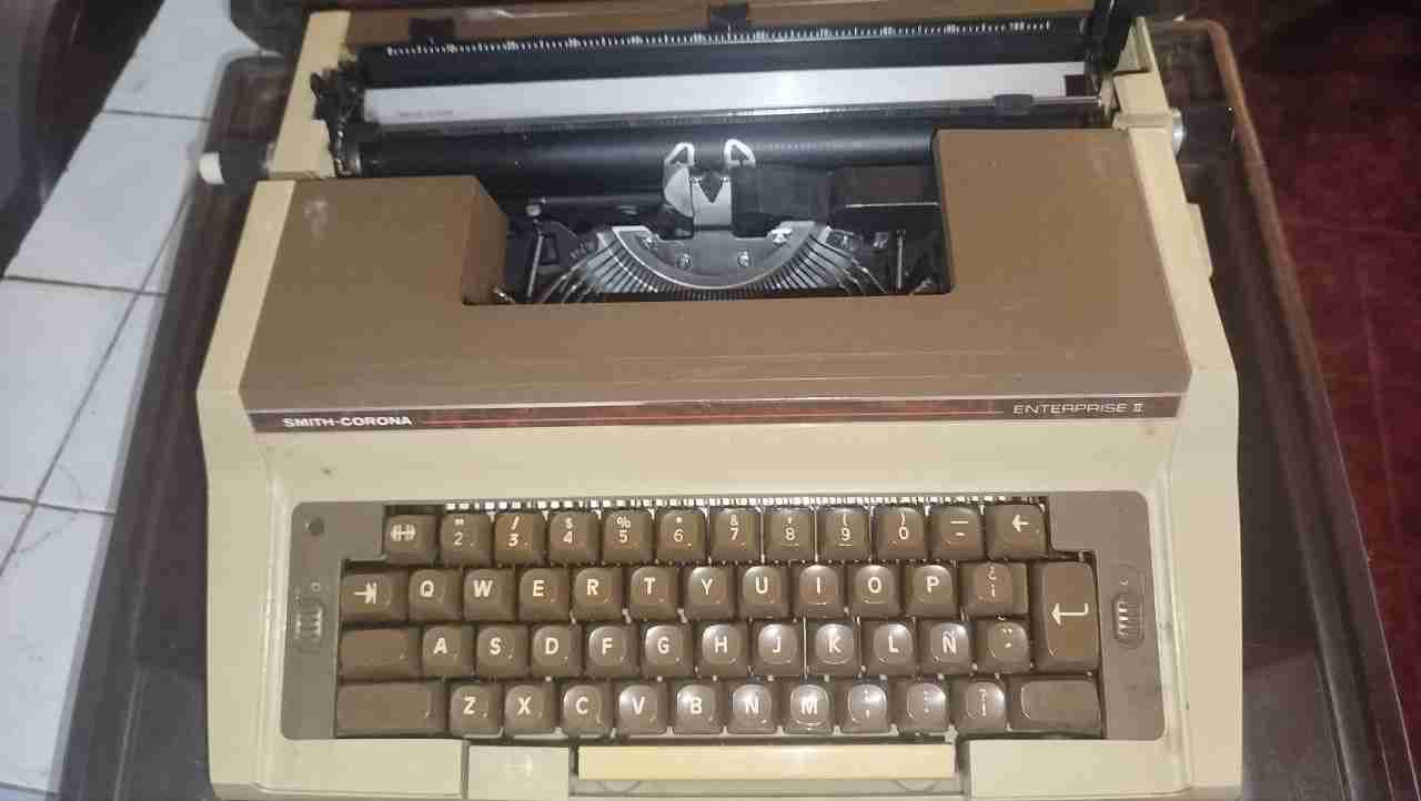 Máquina de escribir Smith-Corona Enterprise II, foto 3 de 5
