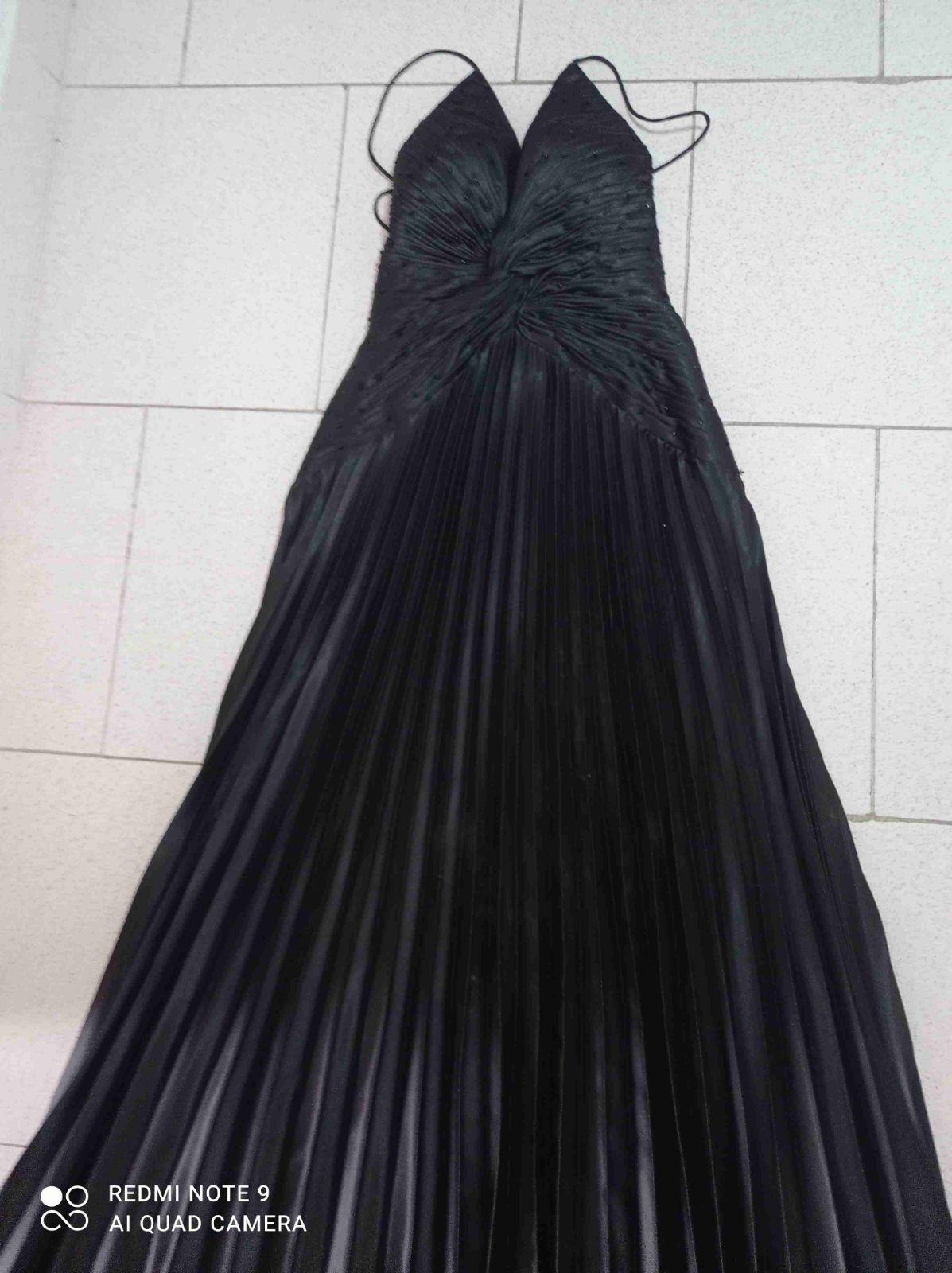 Vestido largo negro de tirantes con pliegues y pedrería, foto 2 de 5