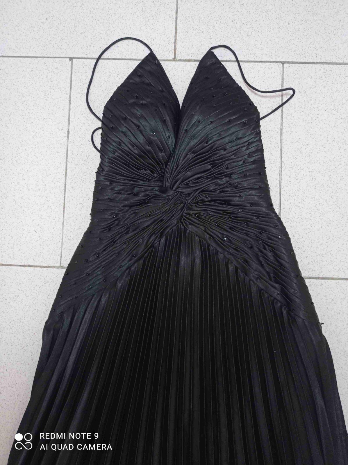 Vestido largo negro de tirantes con pliegues y pedrería, foto 3 de 5