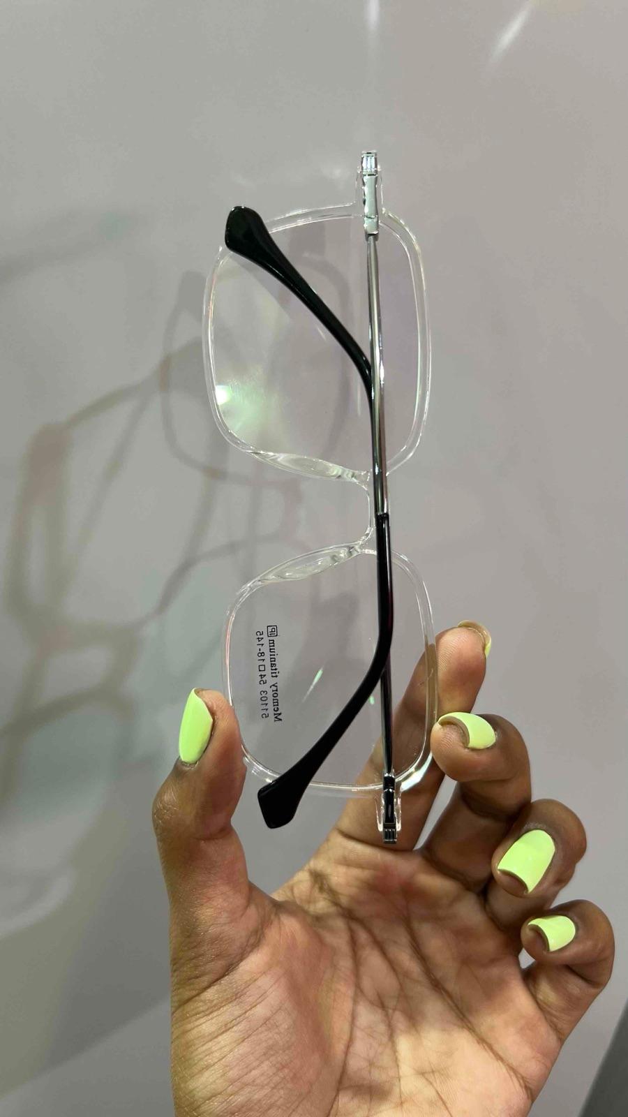Lentes con montura transparente y patillas negras, foto 2 de 2