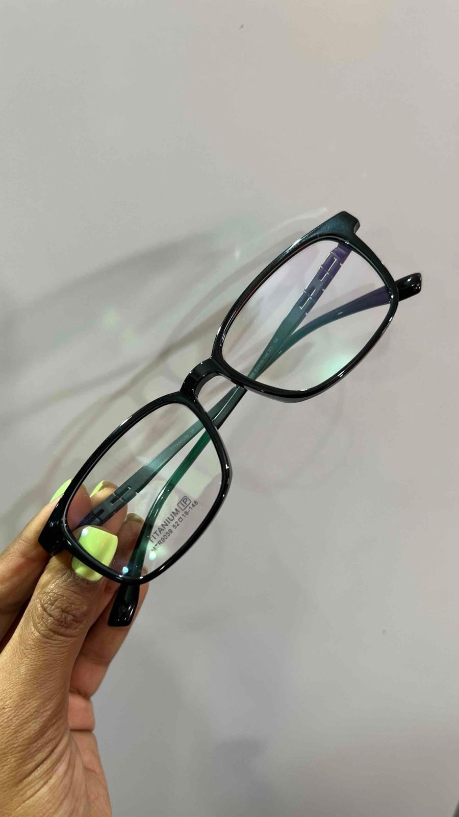 Lentes de montura negra rectangular, foto 1 de 2