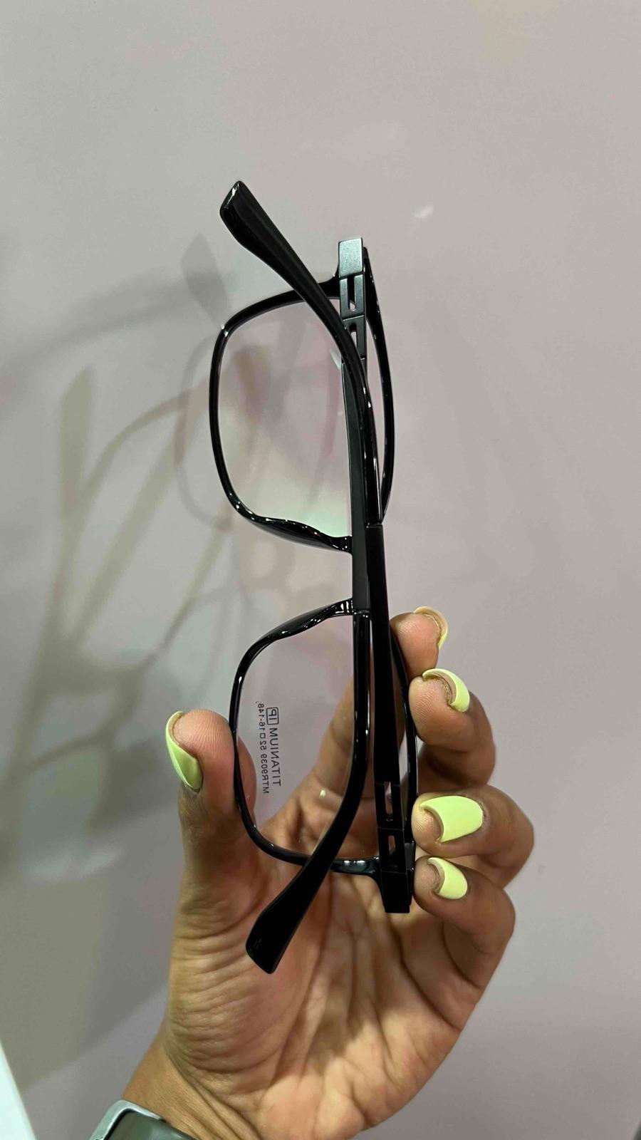 Lentes de montura negra rectangular, foto 2 de 2