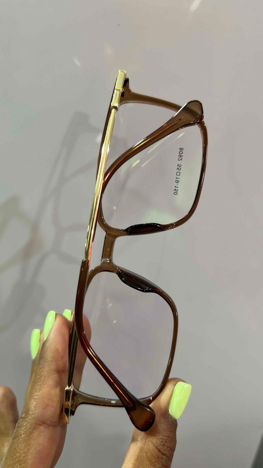Lentes de montura rectangular café y dorada, foto 2 de 2