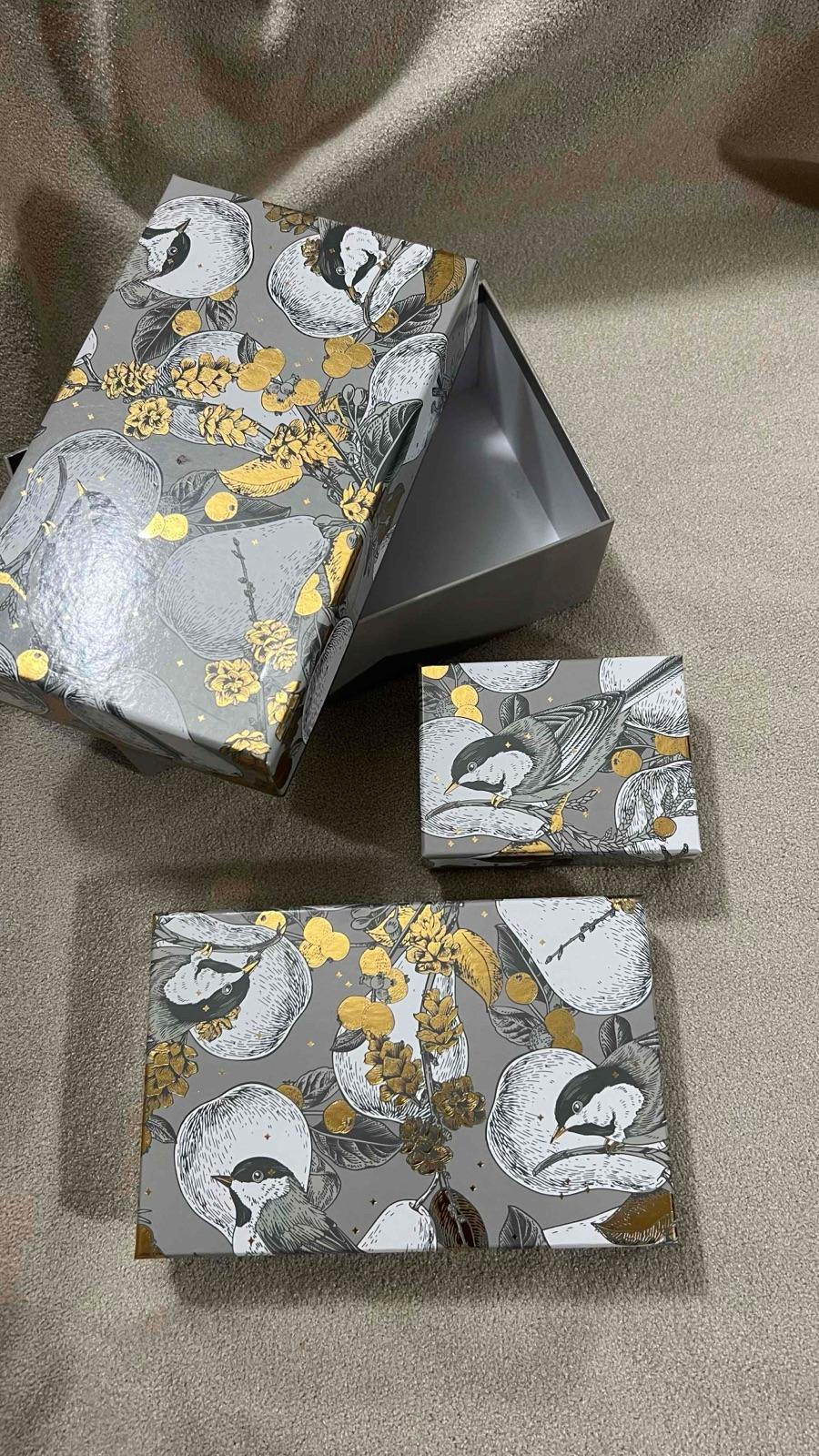 Set de cajas de regalo decorativas con diseño de aves y frutas, foto 1 de 1