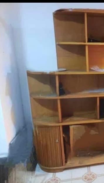 Mueble de almacenamiento de madera con repisas, foto 2 de 3