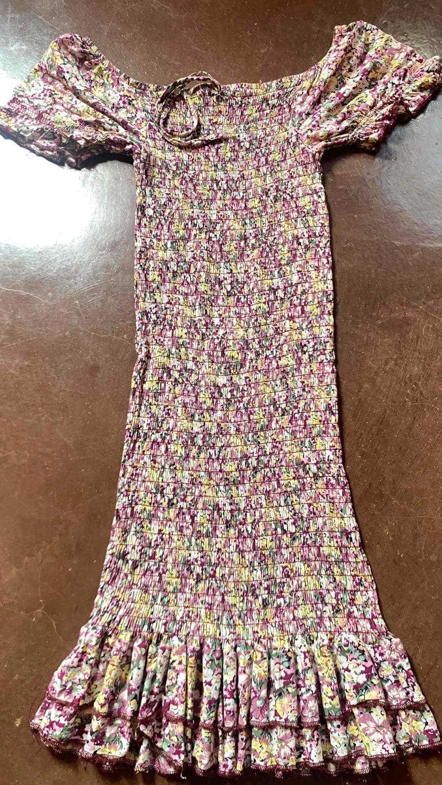 Vestido corto estampado floral con hombros descubiertos, foto 2 de 2