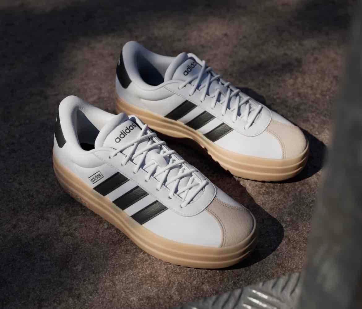 Zapatos deportivos Adidas blancos y negros, foto 4 de 5