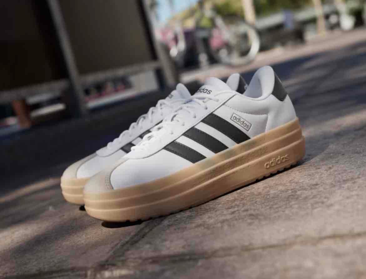 Zapatos deportivos Adidas blancos y negros, foto 5 de 5